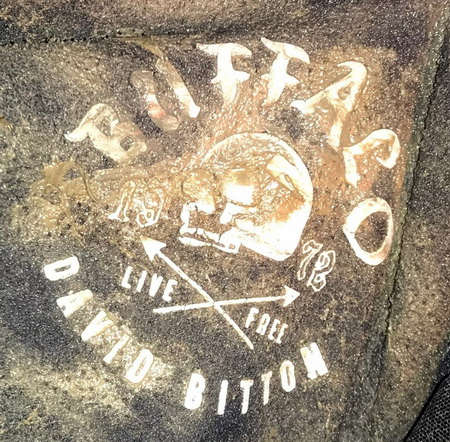 Photo de Chandail à capuchon noir arborant un logo de crâne entouré de l’inscription « Buffalo 1972 David Bitton »}
